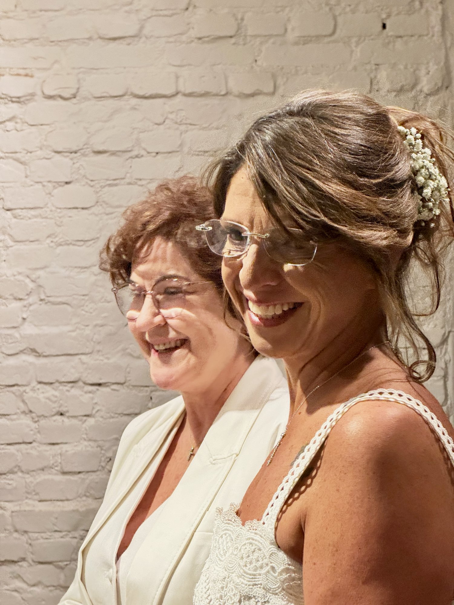Mãe e noiva sorrindo antes da cerimônia